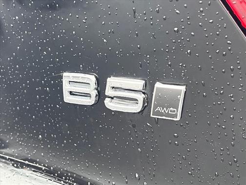 2025 Volvo XC40 B5 Plus Bright Theme