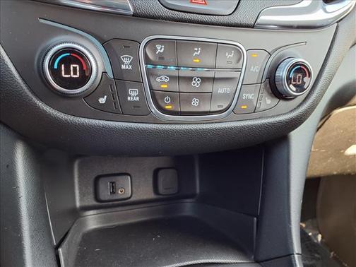 Silver Ice Metallic 2018 Chevrolet Equinox LT