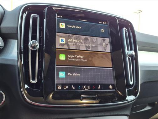 2025 Volvo XC40 B5 Core Bright Theme