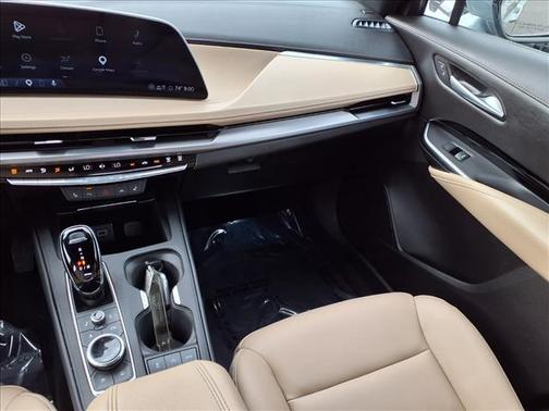 Argent Silver Metallic 2024 Cadillac XT4 Luxury