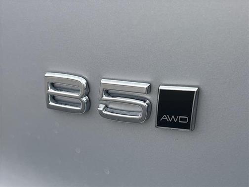 2024 Volvo XC40 B5 Plus Dark Theme