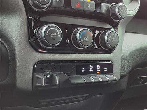 Diamond Black Crystal Pearlcoat 2025 RAM 1500 Big Horn/Lone Star