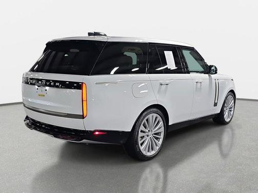 Ostuni Pearl White Premium Metallic 2025 Land Rover Range Rover P530 SE