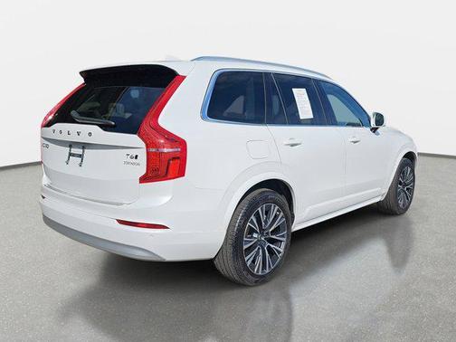2022 Volvo XC90 T6 Momentum
