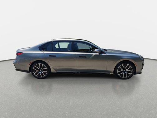2025 BMW 740 i
