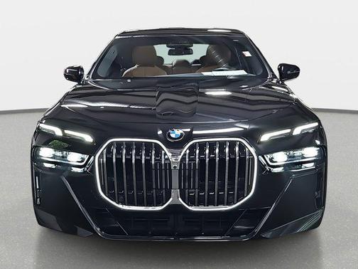 2025 BMW 740 i