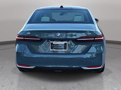 Cape York Green Metallic 2026 BMW i5 xDrive40