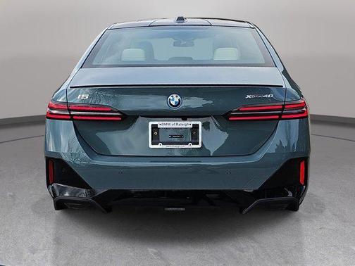 Cape York Green Metallic 2026 BMW i5 xDrive40