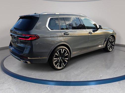 Sparkling Copper Metallic 2026 BMW X7 xDrive40i