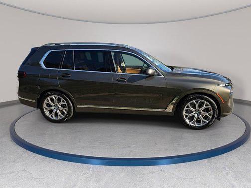 Manhattan Green Metallic 2026 BMW X7 xDrive40i