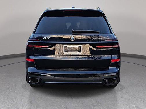 Carbon Black Metallic 2026 BMW X7 xDrive40i