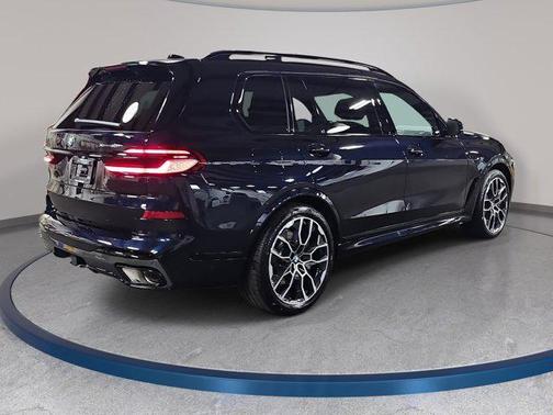 Carbon Black Metallic 2026 BMW X7 xDrive40i