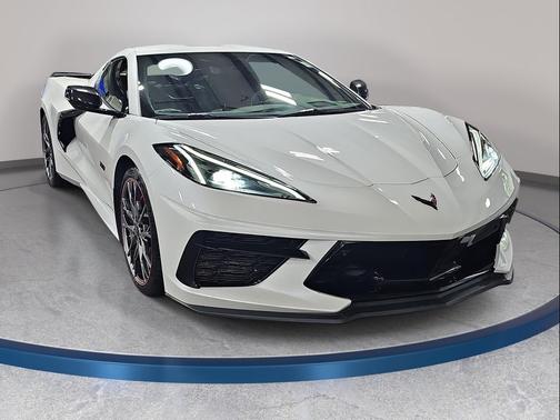 White Pearl Metallic Tricoat 2023 Chevrolet Corvette Stingray w/3LT