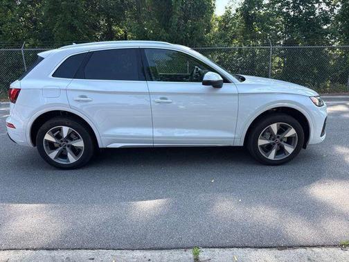 Glacier White Metallic 2024 Audi Q5 40 Premium Plus
