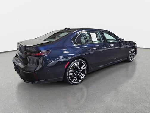 2025 BMW 740 i