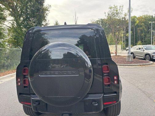 2025 Land Rover Defender 110 P400 X-Dynamic SE