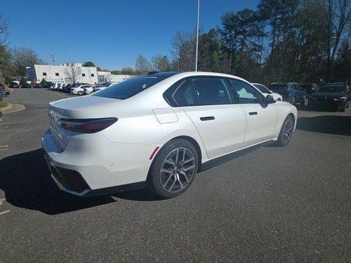 2025 BMW 750e i xDrive