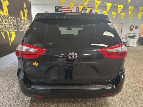 2020 Toyota Sienna XLE