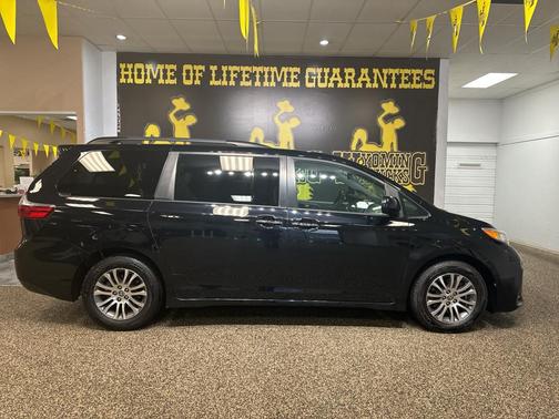 2020 Toyota Sienna XLE