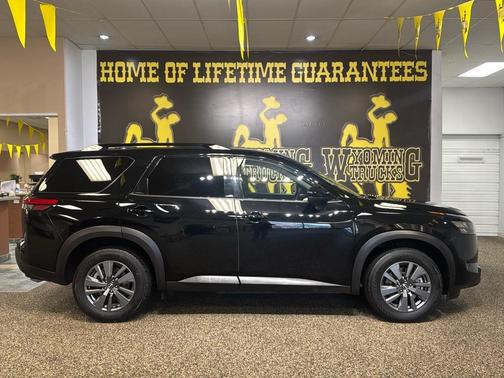 2024 Nissan Pathfinder SV