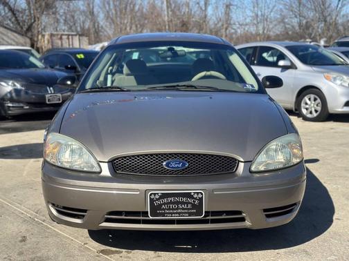 2004 Ford Taurus SE