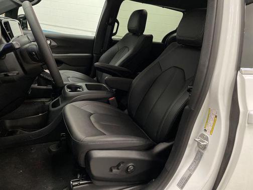 2025 Chrysler Pacifica L