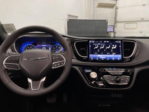 2025 Chrysler Pacifica L