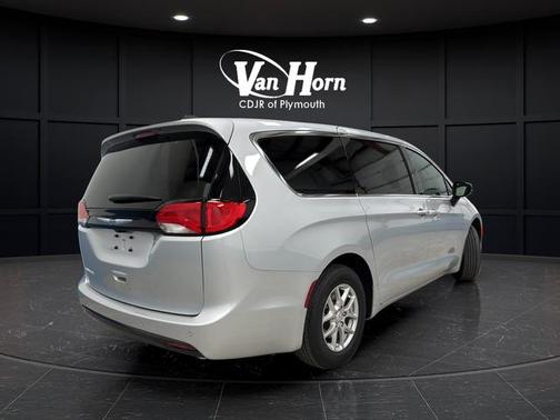 Silver Mist Clearcoat 2026 Chrysler Voyager LX