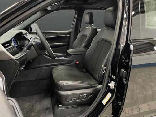 2026 Jeep Grand Cherokee Altitude