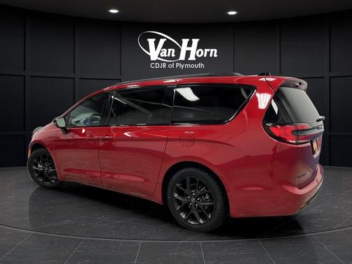 Red Hot Pearlcoat 2025 Chrysler Pacifica Limited