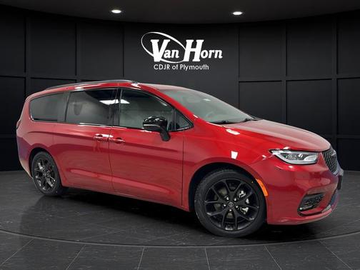 Red Hot Pearlcoat 2025 Chrysler Pacifica Limited