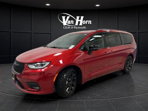 Red Hot Pearlcoat 2025 Chrysler Pacifica Limited