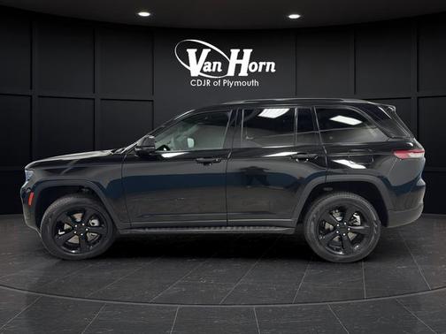 Diamond Black Crystal Pearlcoat 2024 Jeep Grand Cherokee Limited