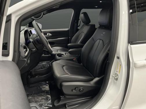 2024 Chrysler Pacifica Hybrid S Appearance Pkg