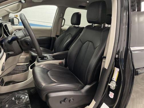2023 Chrysler Pacifica Hybrid Touring L