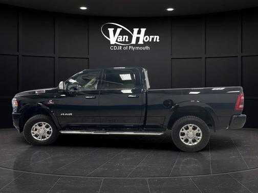 Diamond Black Crystal Pearlcoat 2022 RAM 3500 Laramie Crew Cab 4x4 6'4' Box