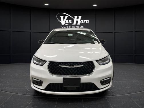 Bright White Clearcoat 2026 Chrysler Pacifica L