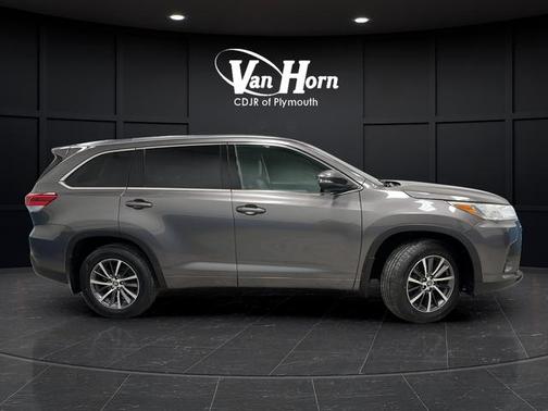 Predawn Gray Mica 2017 Toyota Highlander XLE