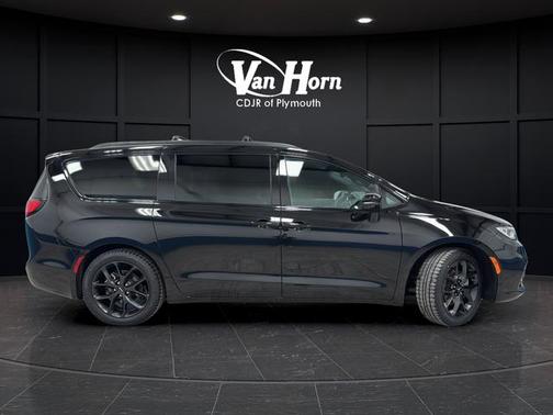 Diamond Black Crystal Pearlcoat 2025 Chrysler Pacifica Limited