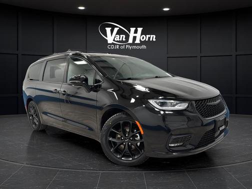 Diamond Black Crystal Pearlcoat 2025 Chrysler Pacifica Limited