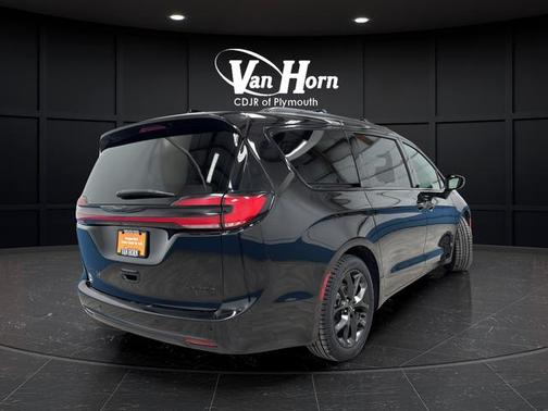 Diamond Black Crystal Pearlcoat 2025 Chrysler Pacifica Limited