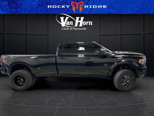 Diamond Black Crystal Pearlcoat 2023 RAM 3500 Laramie Crew Cab 4x4 8' Box