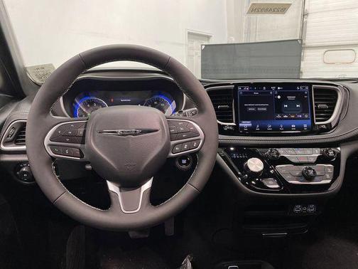 2025 Chrysler Pacifica L