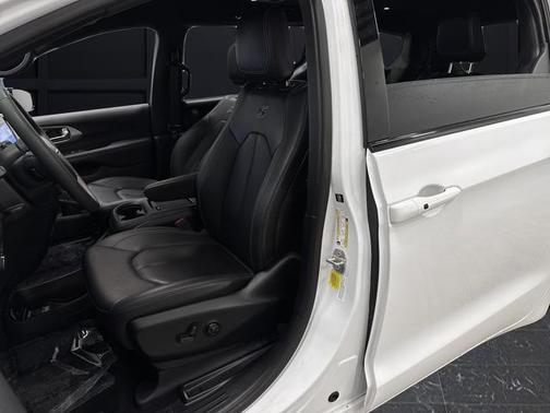 2024 Chrysler Pacifica Hybrid S Appearance Pkg