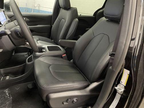 2025 Chrysler Pacifica L
