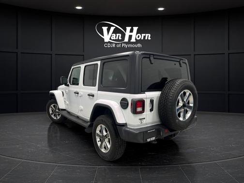 Bright White Clearcoat 2022 Jeep Wrangler Unlimited Sahara