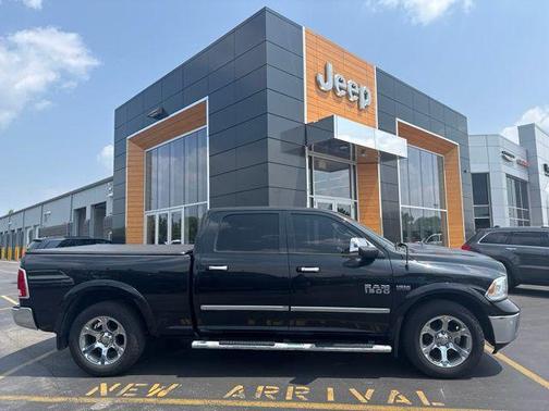 Brilliant Black Crystal Pearlcoat 2017 RAM 1500 Laramie