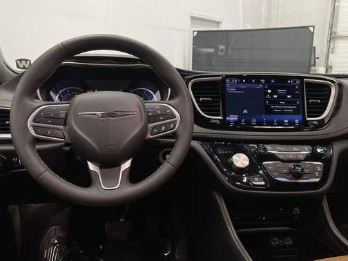 2023 Chrysler Pacifica L