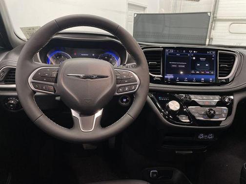 2025 Chrysler Pacifica L