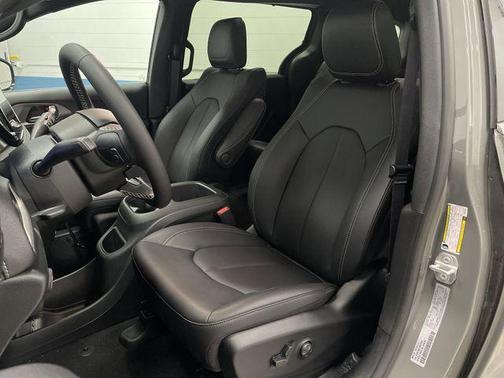 2025 Chrysler Pacifica L